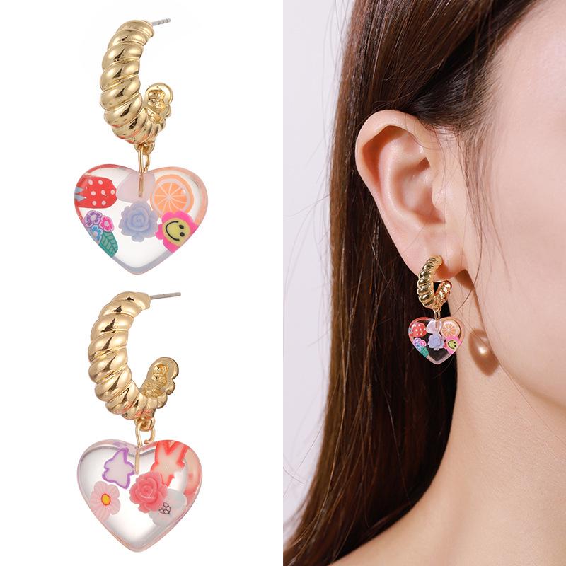 

Серьги-кольца KJ Fruits Tropical Amber C-образной формы с разноцветными глиняными цветами и сердечками