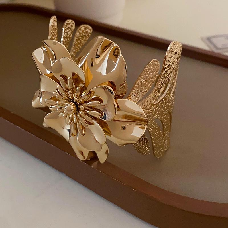 Trendy European & American Exaggerated Metal Hollow Armlet: Niche High-End Women's Jewelry