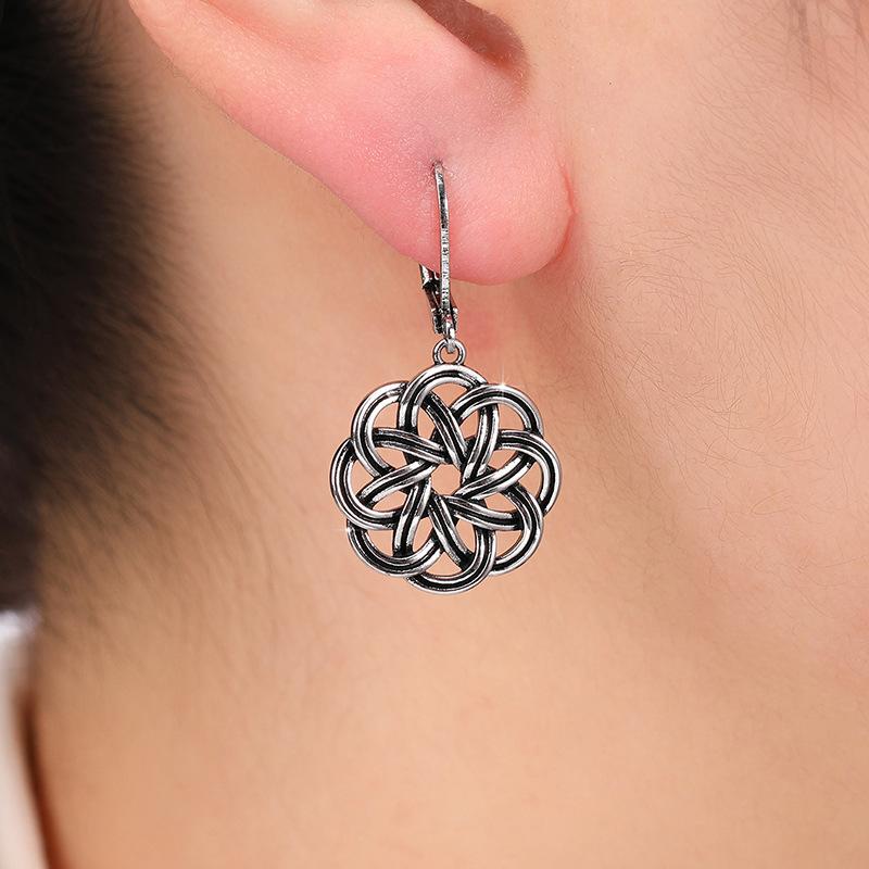 1 Pair of Fashionable Retro Earrings, with Empty Support, Elegant and Atmospheric Woven Earrings, Classical Ethnic Style Ear Buckles