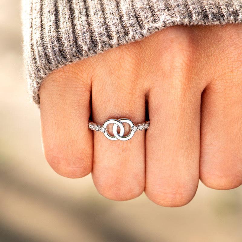 Elegant S925 Sterling Silver Zircon Ring - Women's Fashionable Interlocking Chain Design for Index Finger, European & American Style.