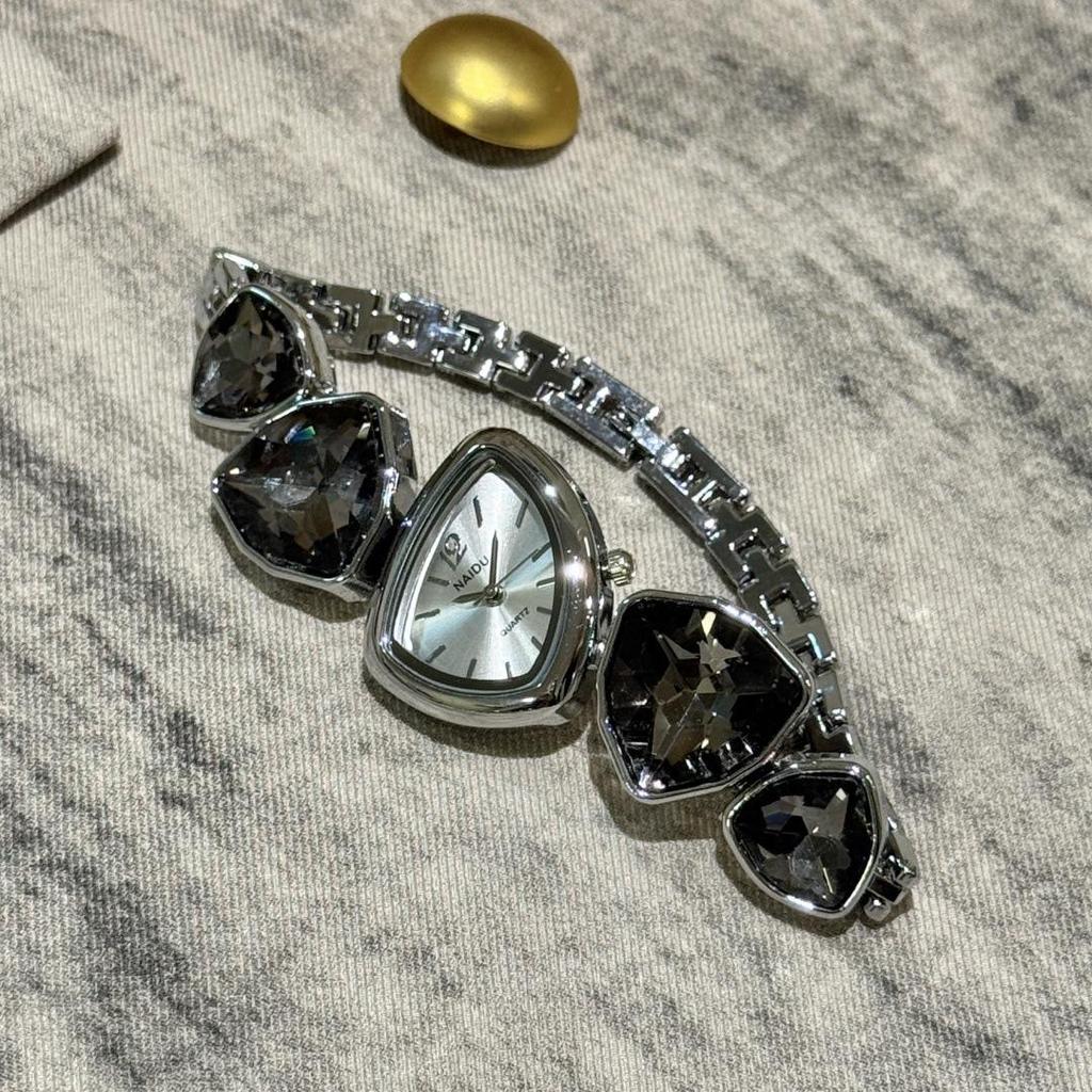 Elegante unregelmäßige Kristall Damen Quarz Uhr - Luxuriöser High-End Armbandstil