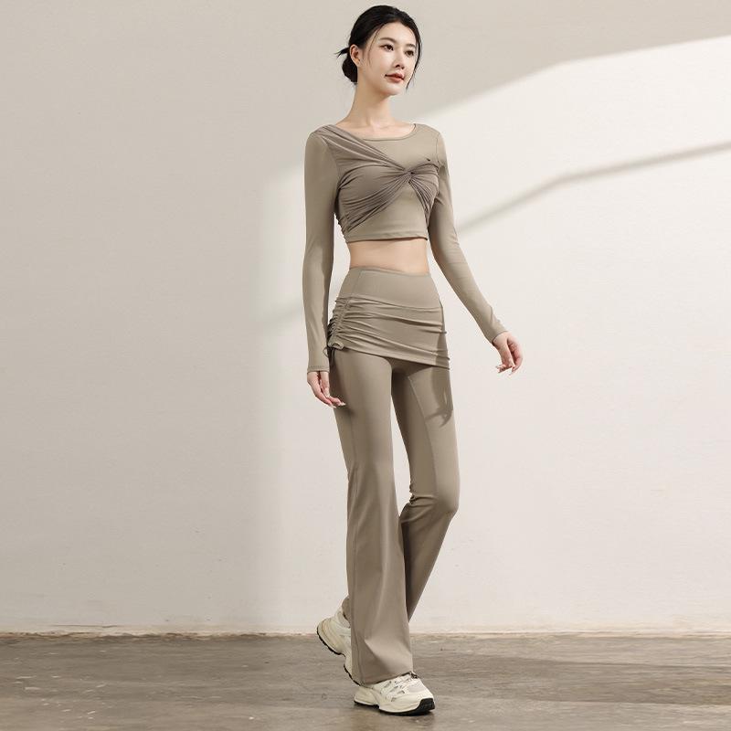 Yoga Set: Long Sleeve Sports Top with Built-in Bra, Slimming Fit, Beautiful Back Mesh for Pilates Training