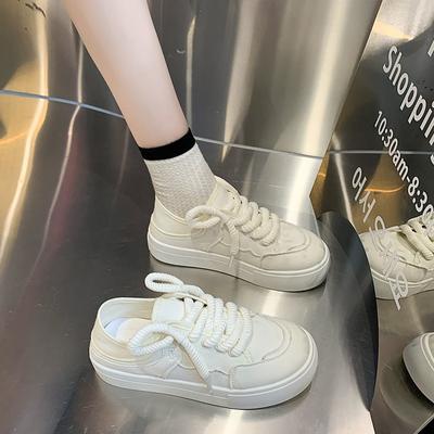 Zwei Frauen tragen dünne kleine weiße Schuhe 2025 neue Leinenschuhe atmungsaktive Schuhe mit Röcken halbe Schleppe und ein Pedal Damenschuhe