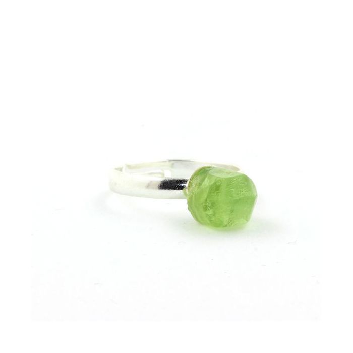 Pierres et Minéraux. Bague Peridot brut plaqué argent. 11.88 ct. Taille réglable.