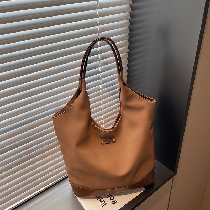 

Casual large-capacity women s armpit bag 2025 new simple portable bucket bag versatile shoulder bag one piece delivery коричневый