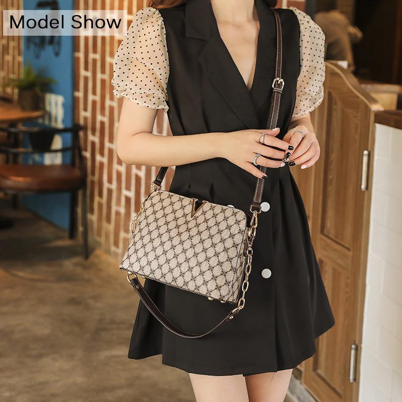 2025 Ny Liten Axelväska Klassisk Monogram Dam Crossbodyväskor Mode Kedjor Skal Handväska Två Remmar