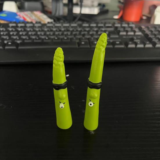 2 Pcs Funny Asparagus Garden Stakes Cute Resin Plants Craft with Funny Face Decorative Yard Art for Outdoor Garden Lawn Decor