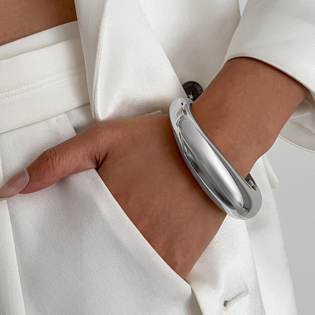 

Design Sense Irregular Liquid Glossy Wide Bracelet Feminine Geometric Folds Bracele