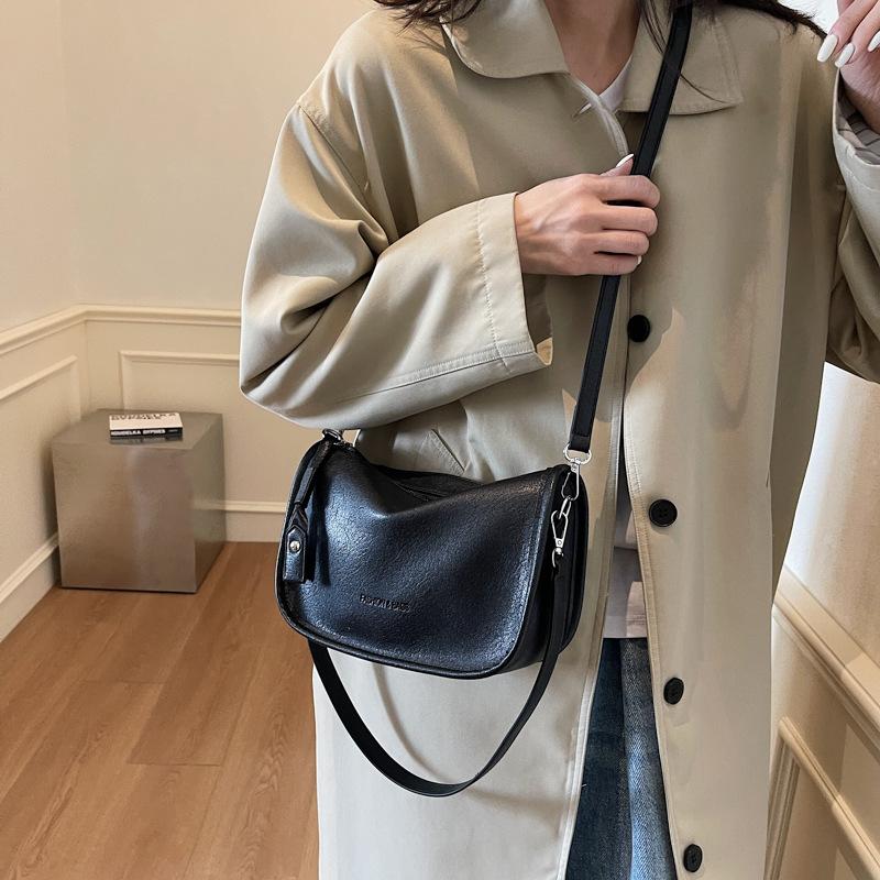 

Bag women s winter leisure bag new trend sense commuting shoulder 2025 women s bag saddle fashion 25*10*17 чёрный