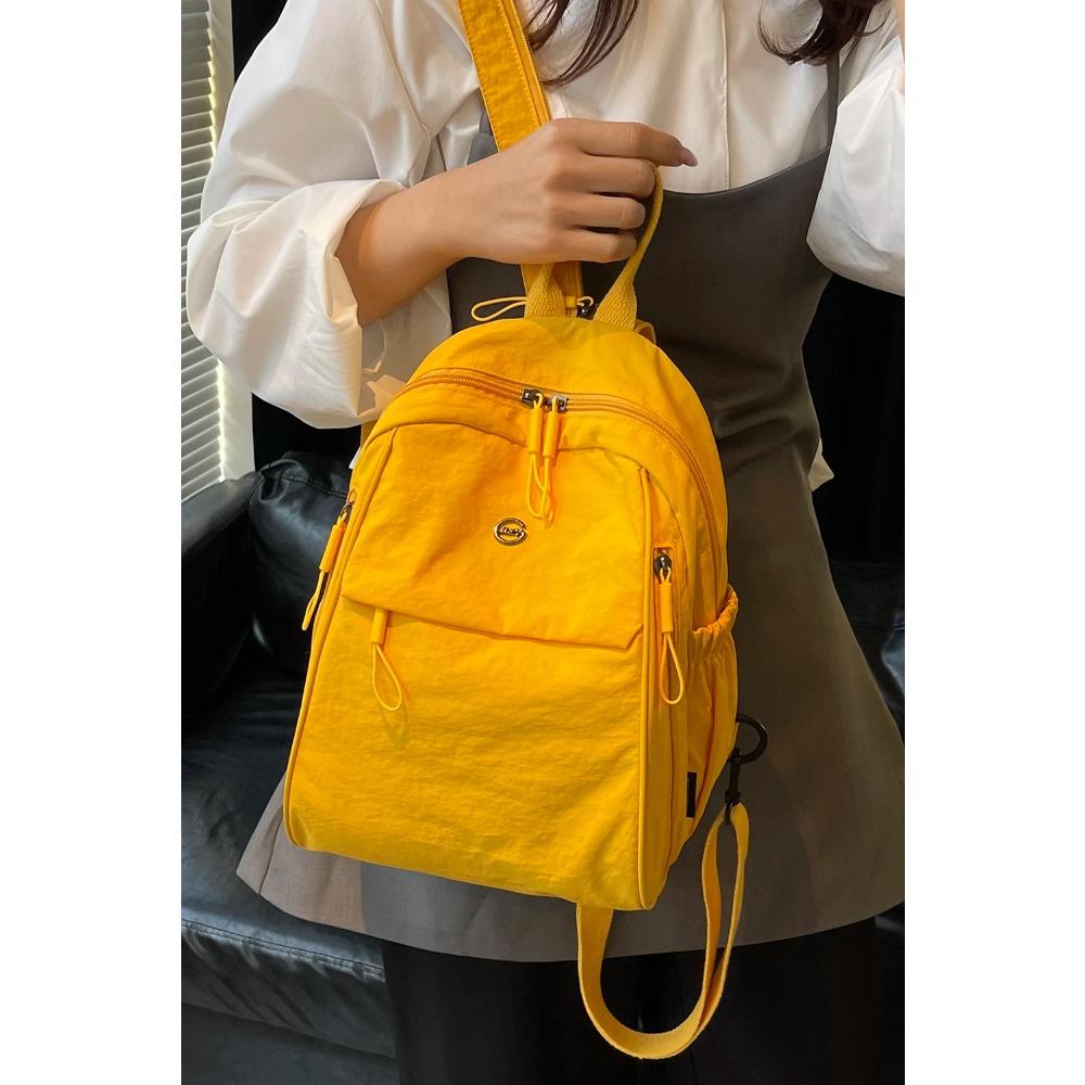 2025 Nowy Modny i Trendy Lekki Plecak Nylonowy dla Kobiet. To casualowa i mini - rozmiarowa torba na ramię z podwójnym paskiem wykonana