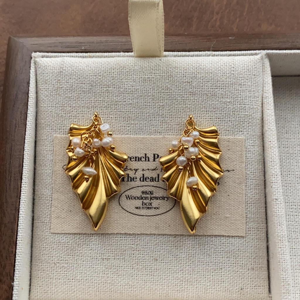 "Vintage Creamy Yellow Starfish Ear Clips: Elegant and Cute, Piercing-Free Sea Star Earrings"