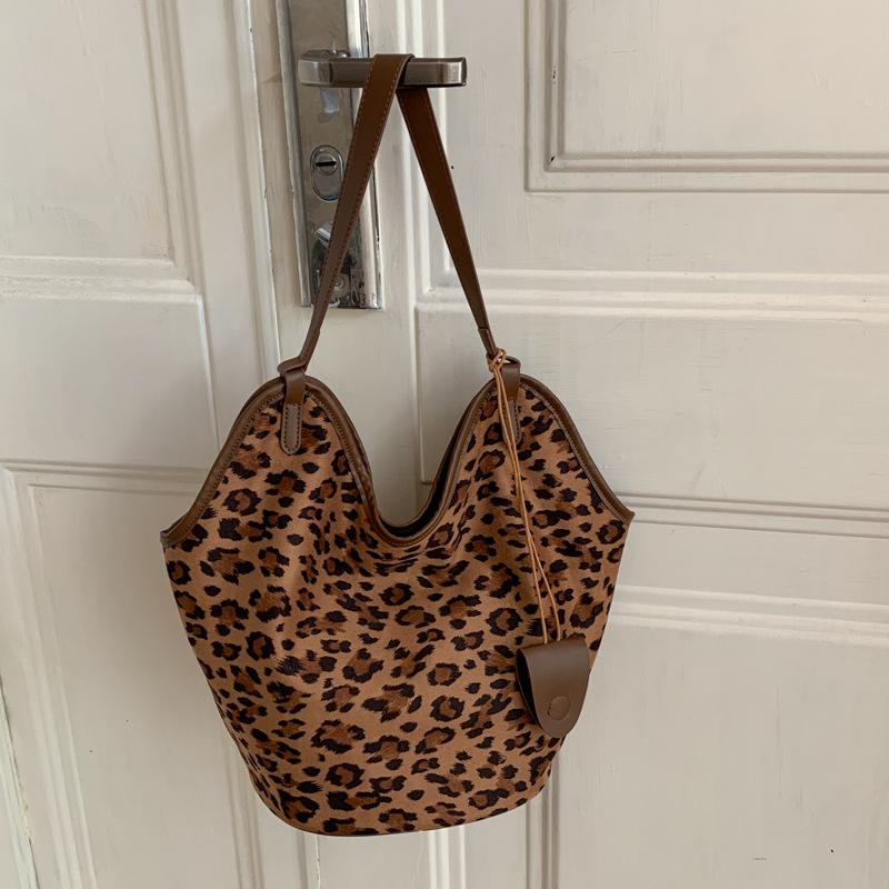 Casual Relaxation Large Capacity Leopard Print Bag Women's 2025 New Autumn and Winter Commuter Shoulder Bag Portable Tote Bag
