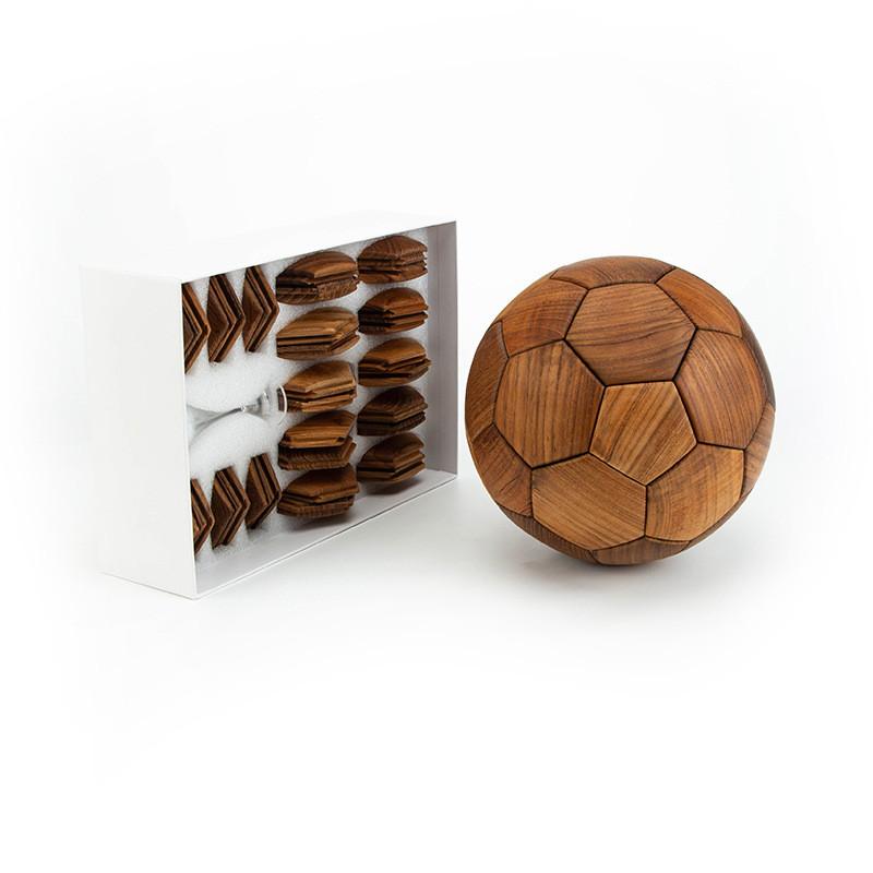 Teakholz Fußball Dekoration mit traditioneller Holzverbindung für Kinderzimmer und als Geschenk