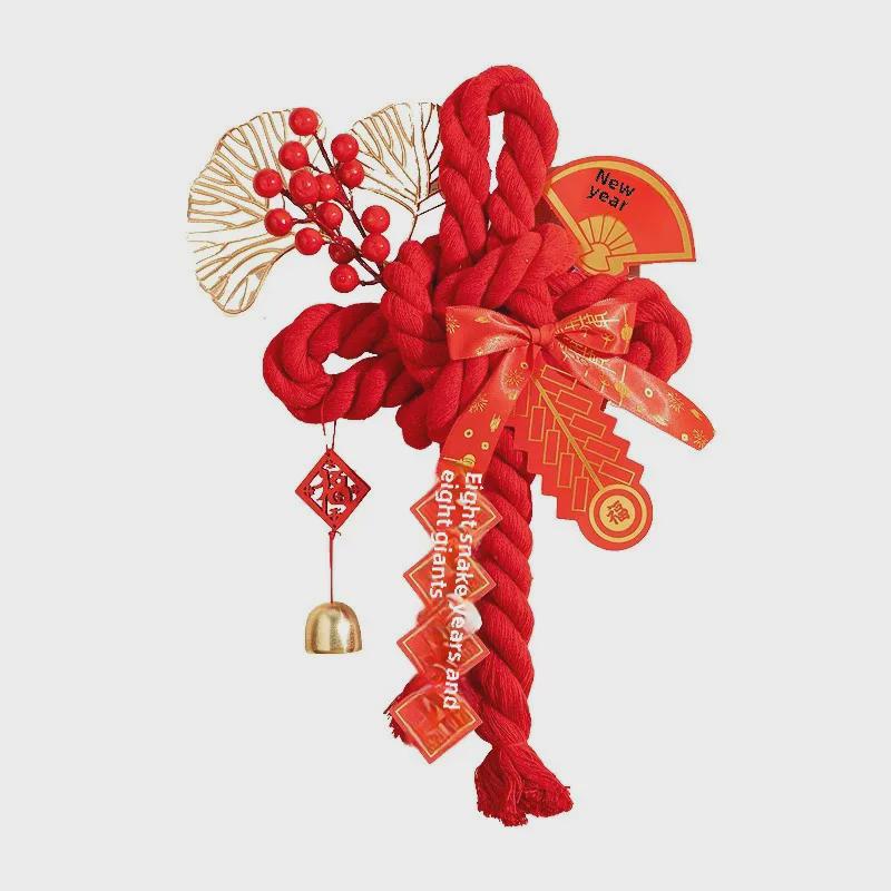 Dekorationen zum Chinesischen Neujahr: Anhänger mit Segen für das Jahr der Schlange, Knoten und Hakenkreuz-Ornamente für festliche Wohnzimmerdekoration