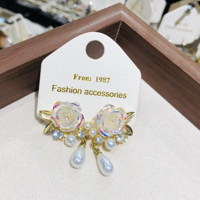 

Fashion White Rose Flower Stud Earrings For Women Sweet Cute Pearl Flower Earrings Wedding Party Jewelry Lady Gifts