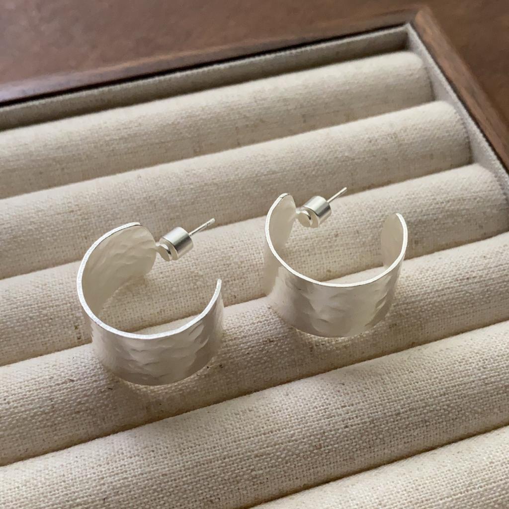Ancient three-dimensional C-shaped earrings, unique hammer pattern craft earrings, simple atmosphere, fashionable, high-end commuting daily earrings