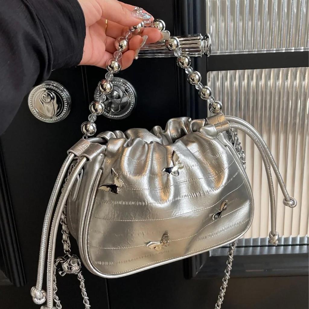 Silberfarbene geraffte Cloud Damen Umhänge-Schultertasche