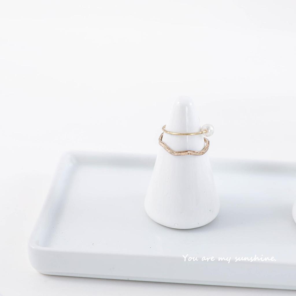 Japanischer einfarbiger Keramik-Ringehalter - Weißer Porzellankegel für die Präsentation von Ringen und Ohrringen