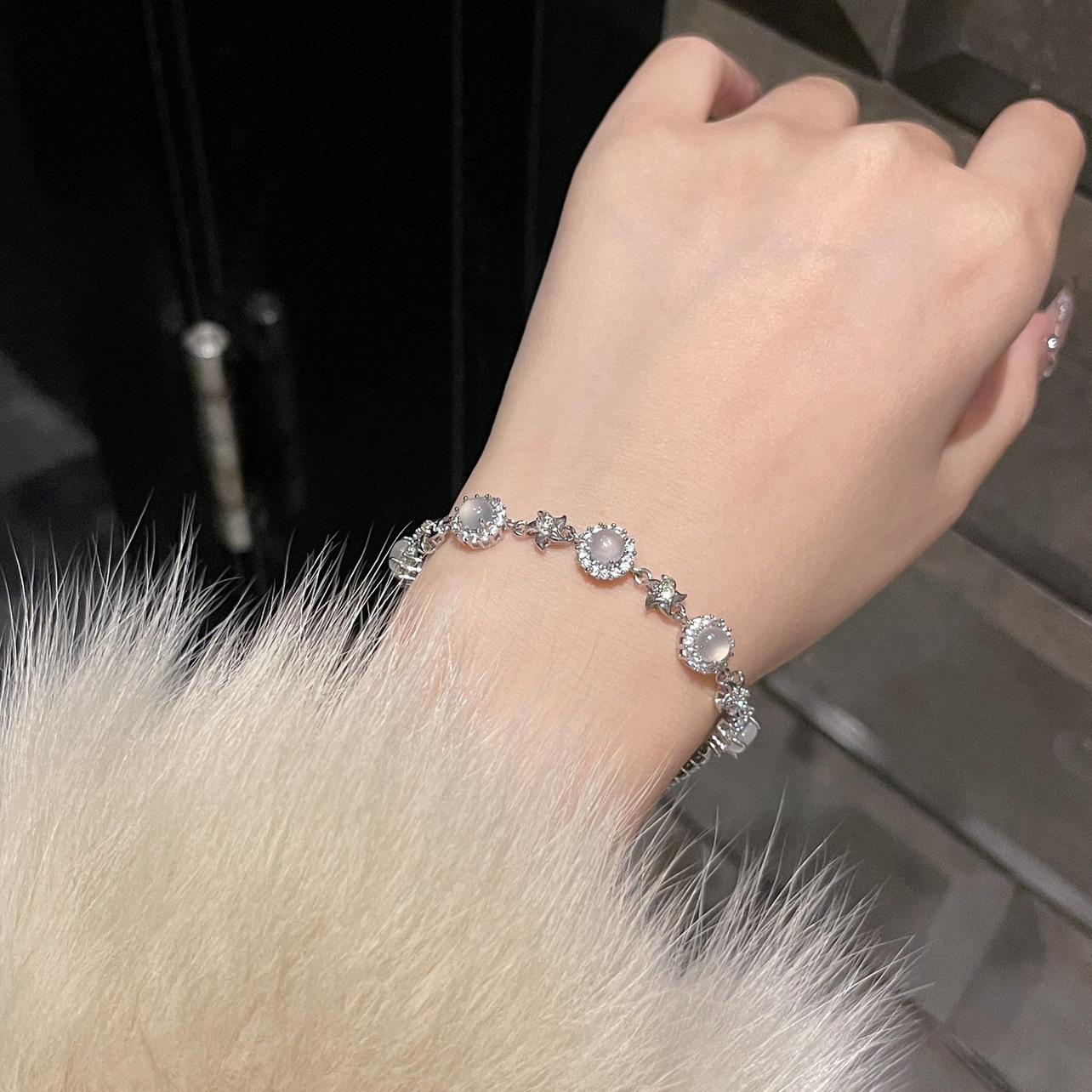 

Браслет с круглым халцедоном и цветком из микро-инкрустированного циркона, легкая роскошь, высокое качество, модный, универсальный, нишевый дизайн, темпераментные украшения для женщин