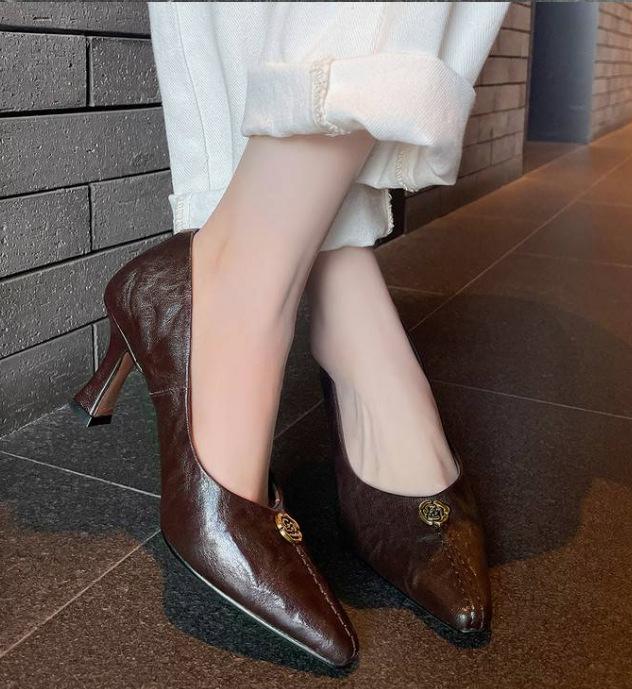 

Korean version of retro first-layer sheepskin high heels, full leather inside and out, pointed head, light mouth, black commuter, professional thic 39