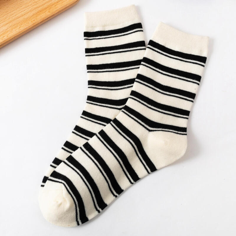 Ein Set aus 5 süßen und fröhlichen Charakter-Socken