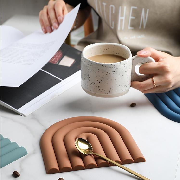 Hitzebeständiges Tischset und Untersetzer-Set aus Silikon