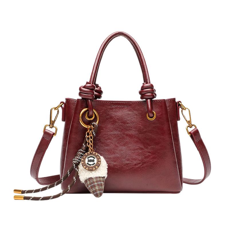 This year's popular small bags are women's retro shoulder bags, 2026 new versatile crossbody bags, and casual hand-held bucket bags