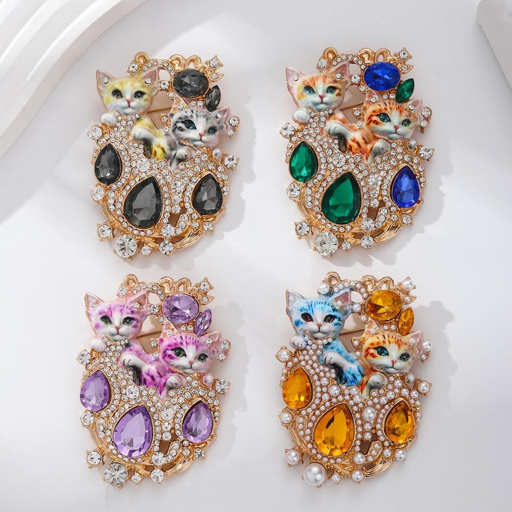 Retro dubbele kattenbroche bezet met diamanten, modieus en high-end, veelzijdig in lichte luxe, schattige diervriendelijke borstbloem, damesbroche