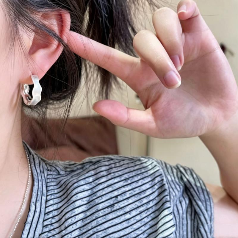 Geometric advanced sense versatile ring ear buckle European and American simple temperament metal earrings earrings night market earrings