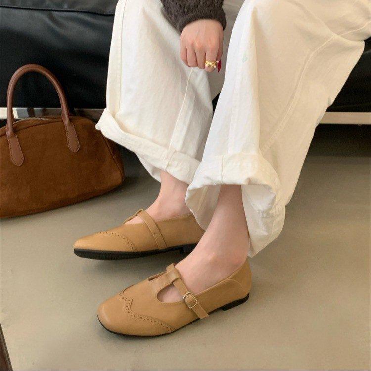 Retro flat-soled T-buckle single shoes, small leather shoes, autumn new British style engraved Mary Jane shoes