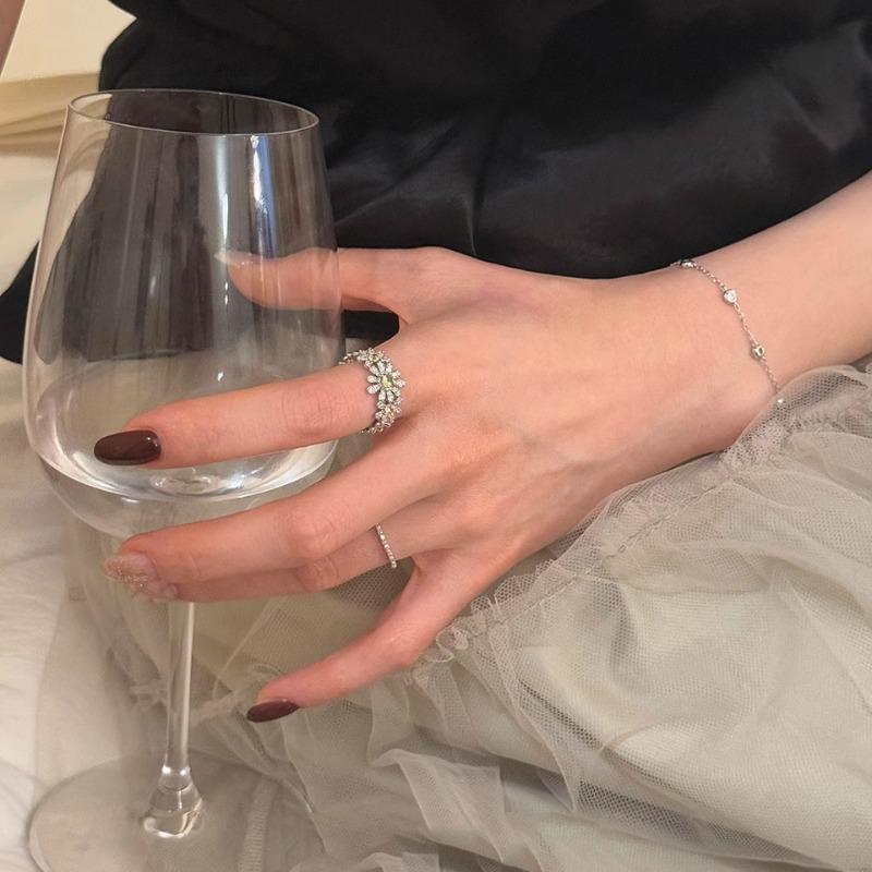 Luxury Minimalist Diamond-Encrusted Little Daisy Ring - Women's Unique High-End Finger Ring Handpiece Open Ring