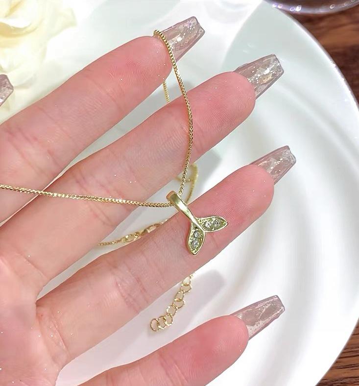 

Золотое циркониевое колье «Рыбий хвост»: Изысканная титановая сталь, не тускнеет, дизайн в стиле легкой роскоши, универсальный для женского стиля высокого класса.