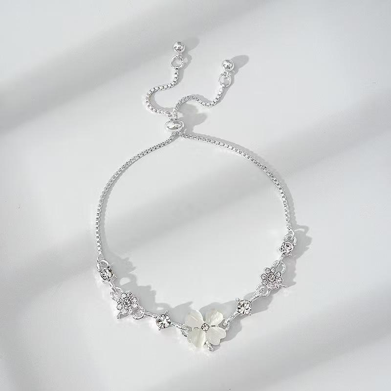 Four-leaf Clover Bracelet with Cat's Eye Stone A Luxurious and Sophisticated Jewelry Piece