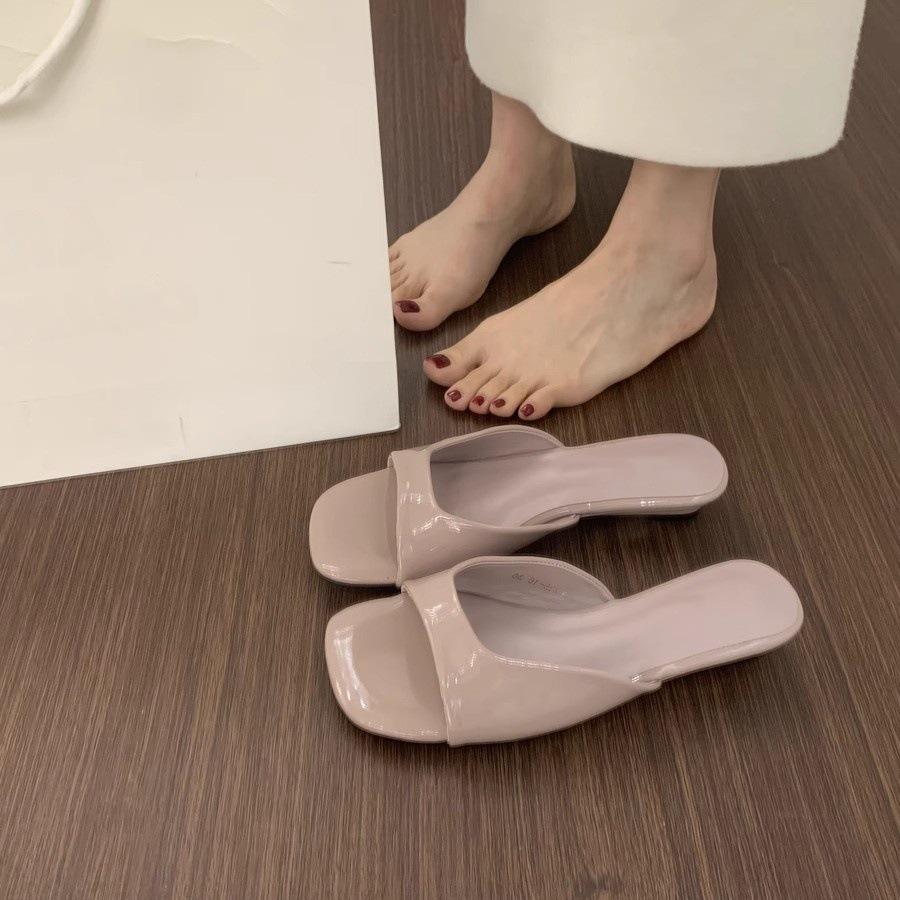 Simple and versatile open-toed square-headed patent leather one-word slippers, female summer wear is not tired, small slope heel fairy wind cool sli
