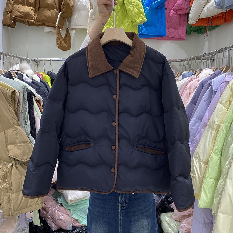 

2024 Осень Корейская версия Вельветовый Легкий Пуховик Женский Маленький Короткий Белый Утиный Пух Контрастное Пальто Прилив M 62.5 kg - 75 kg чёрный