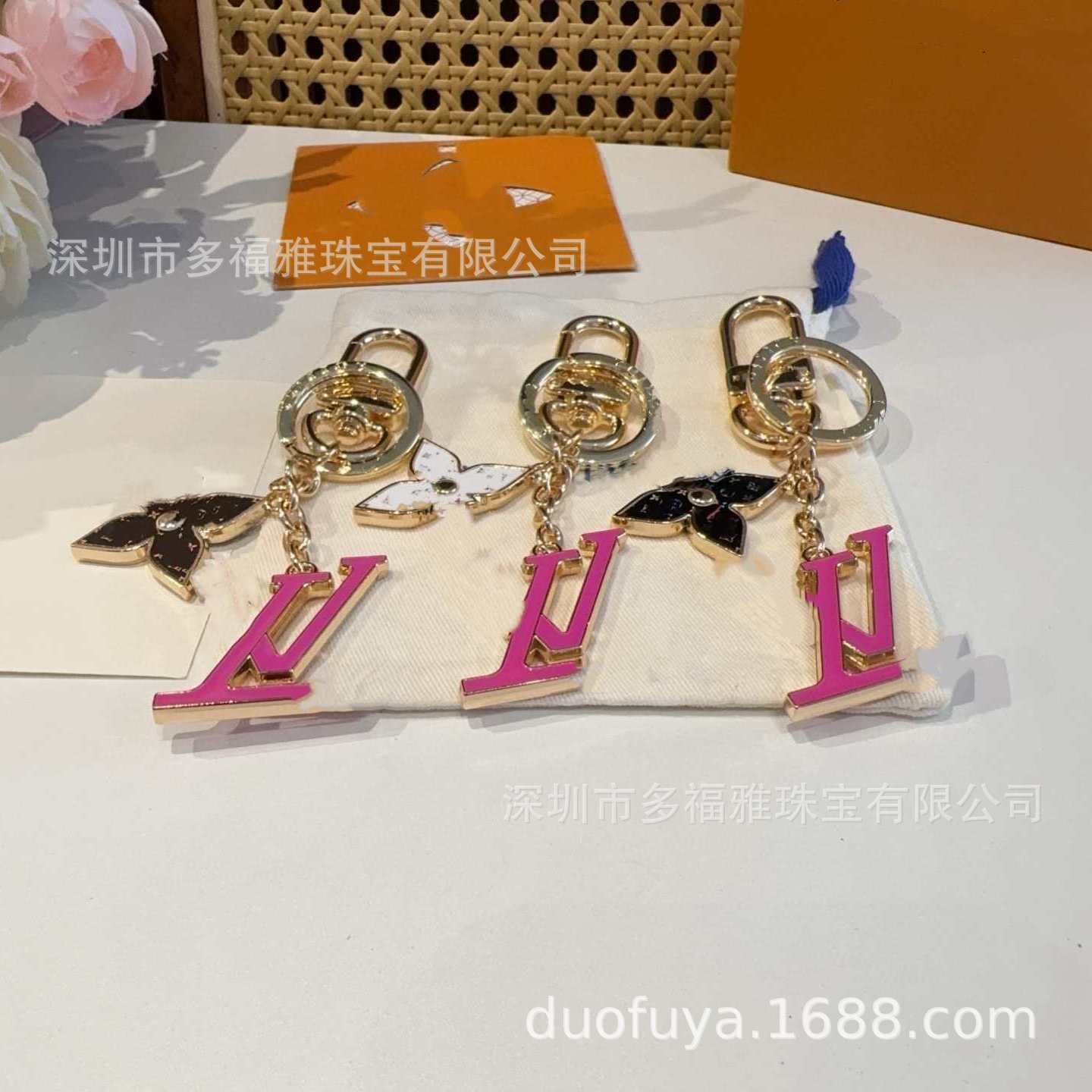 Женская трехцветная черно-белая сумка Donkey Brand с подвеской-брелоком в виде четырехлистного клевера No Box