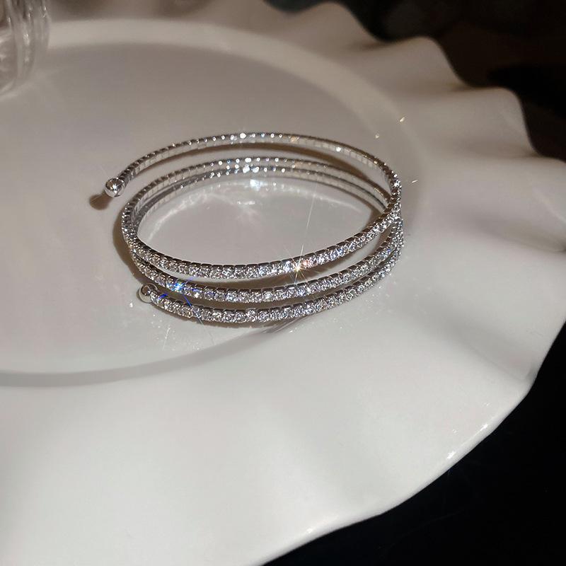 Elegantes Zirkon Buchstaben Blumen Armband: Hochwertiger vielseitiger Armreif für Damen