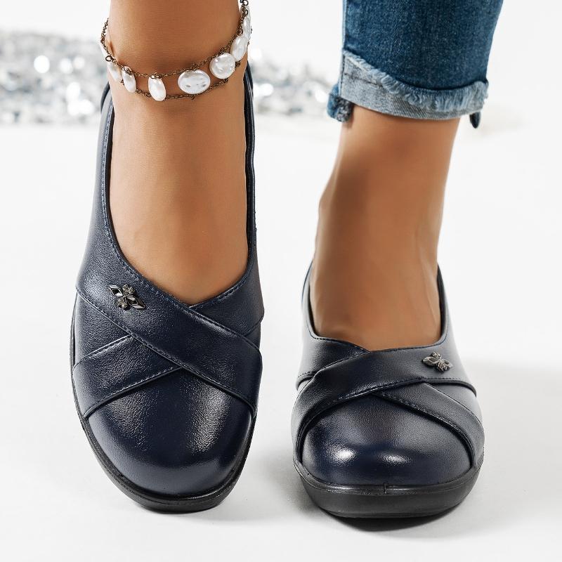 New Large-size Metal-studded Leather Shoes, Women's Chic Low-heeled Loafers