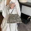 Borsa a tracolla vintage in metallo argentato traforata per l'estate da donna, borsa a secchiello con catena di perline fatta a mano