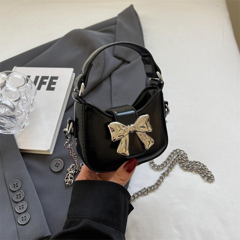 

Children s bag 2024 new European and American retro oily leather hand bag glossy bow chain messenger bag lipstick bag female чорний