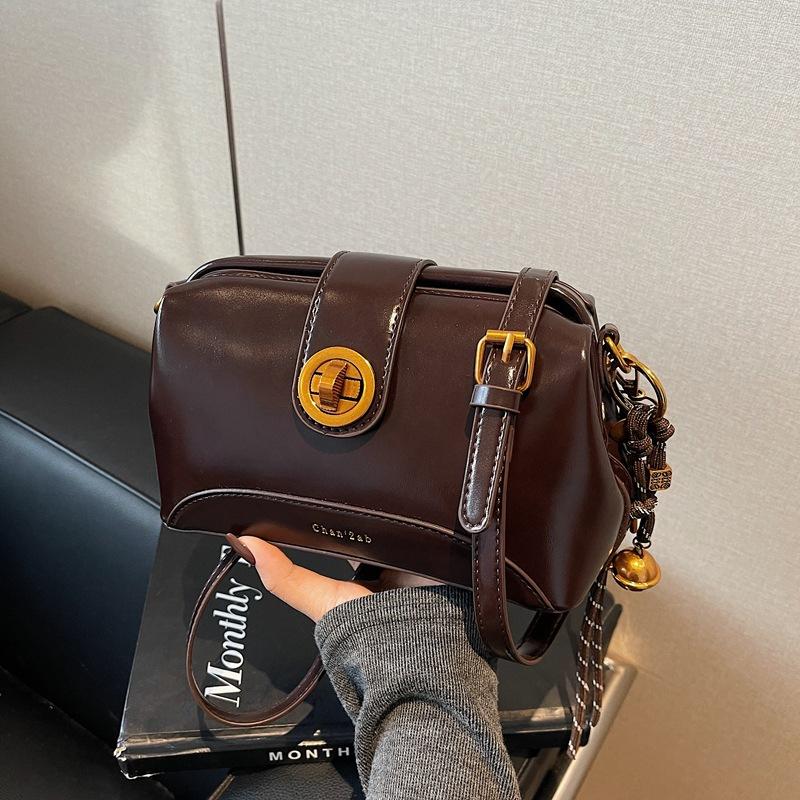 Small bag women's fashion retro new niche design shoulder messenger bag clip pillow bag