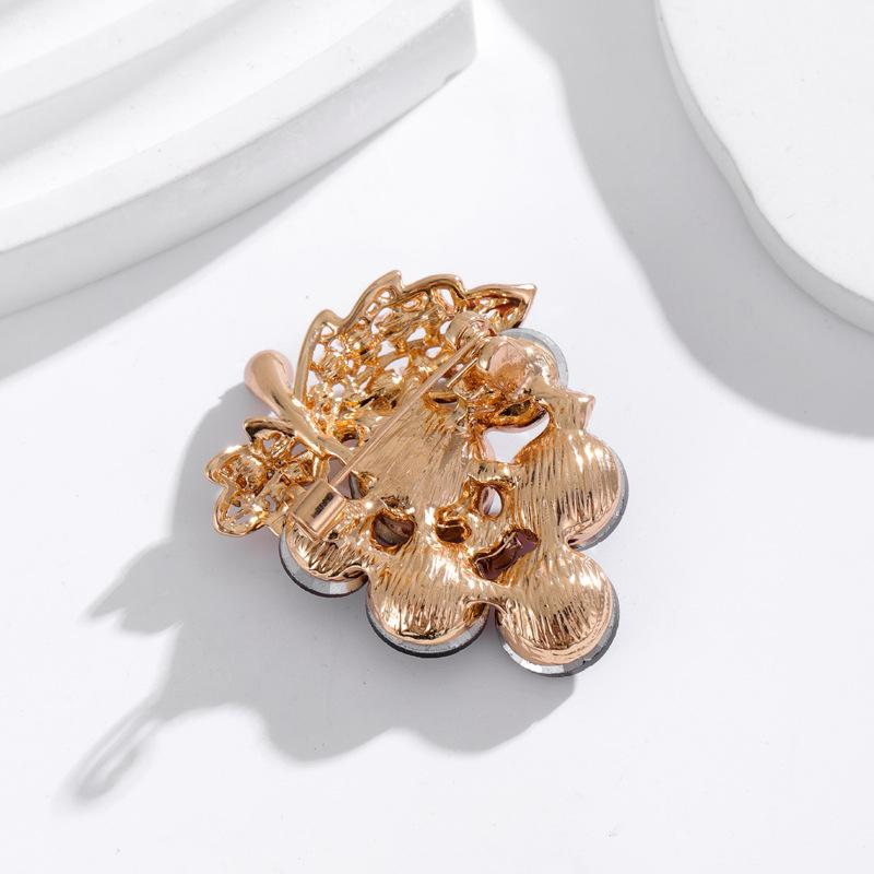 Fashionable Rhinestone Grape Brooch Simple and Personalized Fruit Shaped Pin Formal Dress Corsage