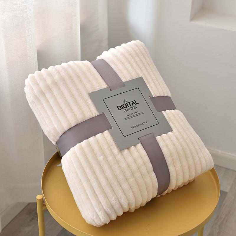 

Ultra-Soft Fleece Throw - Lightweight & Cozy Plush Blanket for All Seasons, Perfect for Sofa and Travel.