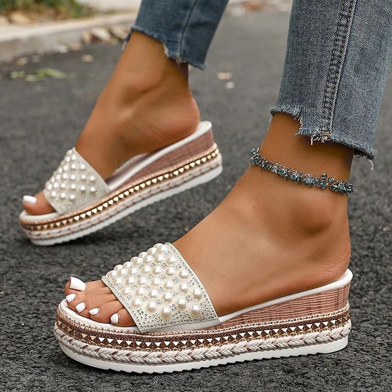 Mode Glänzende Kristall Perle Plateau Pantoletten Damen Mode Nieten Dekor Keilsandalen Frau Sommer 2025 Rutschfeste Dicke Sohle Strand Pantoletten