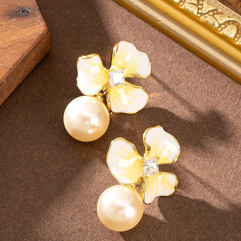 French gentle temperament lady style enamel oil drop petal pearl earrings light luxury simple high sense fairy earrings