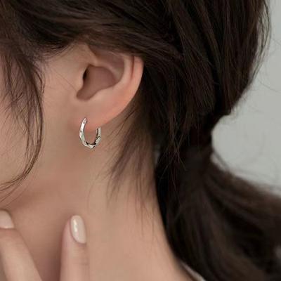 1 para kolczyków damskich Bezblokujące zapięcie do ucha Stabilne dopasowanie Kolczyki skręcone Okrągły design Lustrzanie wypolerowane kolczyki koła