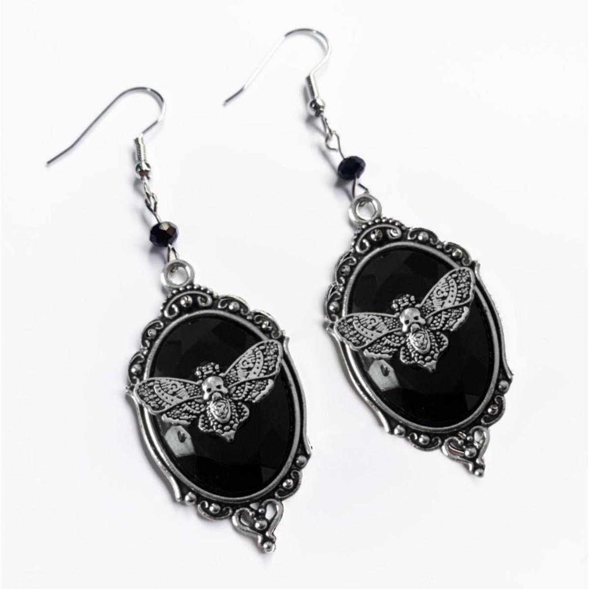 

Gothic Retro Sliver Color Geometry Oval Lacework Relief Moth Skull Dangle Earrings for Women Hallowmas Mysterious Witch Jewelry