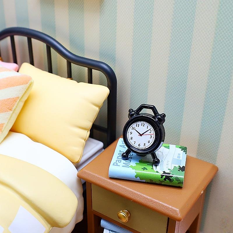 Soggiorno in miniatura di una casa delle bambole 1/12 Una sveglia in metallo