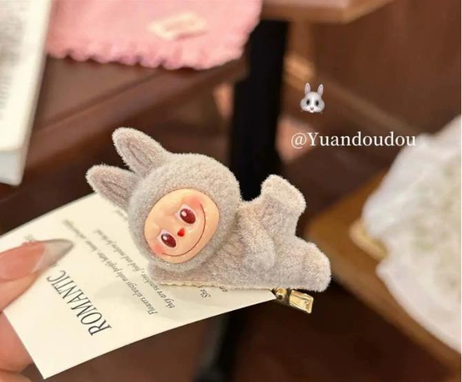 

Кукла Лабу в лежачей позе, заколка для волос, милая заколка для волос в форме сердца для девочек, волнистая заколка для волос с боковой челкой для женщин с прической пучок на затылке, универсальная повязка на голову, заколка для волос