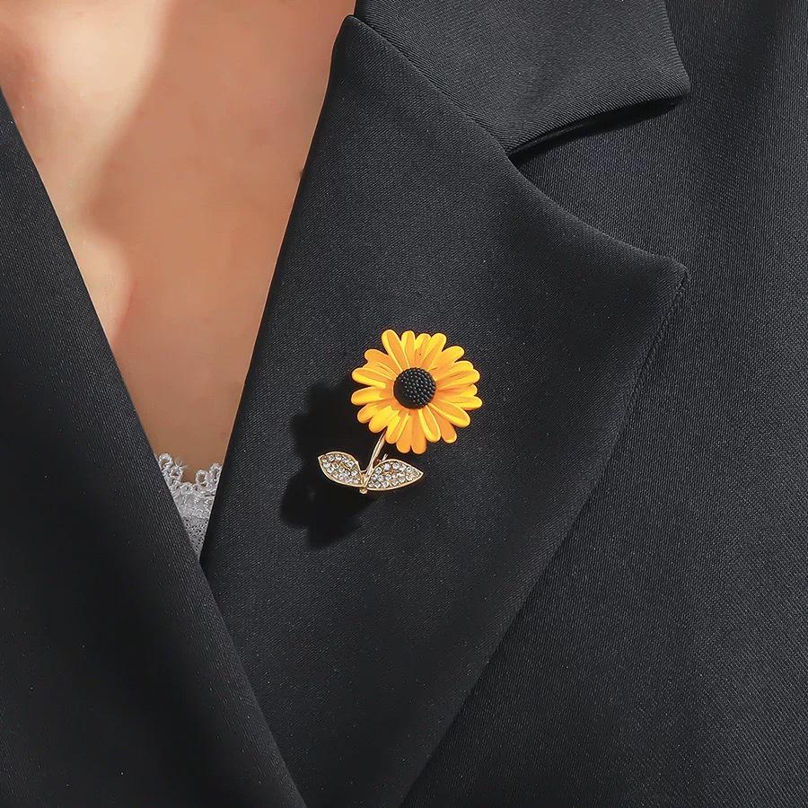 Exquisite Daisy Sunflower Brooch for Women - Elegant Gaokao Gift or Suit Accessory